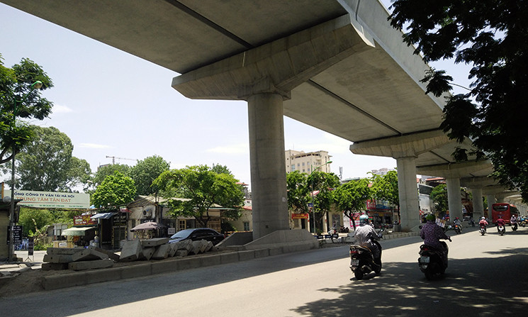 Trong ngày hôm nay, người dân Thủ đô di chuyển trên những tuyến đường có cây xanh giống như đi trên "thiên đường".