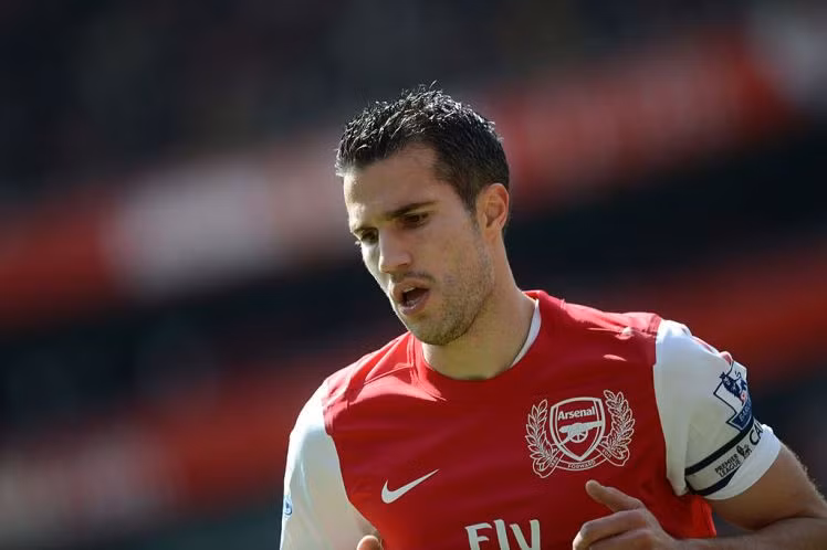 Arsenal chấp nhận bán chân sút hàng đầu Van Persie cho MU