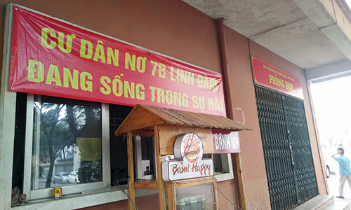 Những tấm băng rôn được cư dân Nơ7B căng xung quanh tòa nhà.