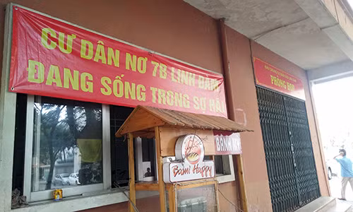 Những tấm băng rôn được cư dân Nơ7B căng xung quanh tòa nhà.