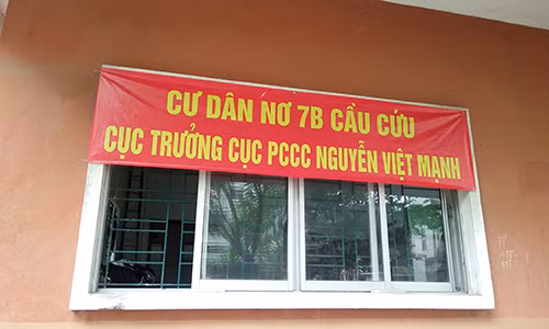 Cư dân căng băng rôn cầu cứu các cơ quan chức năng.