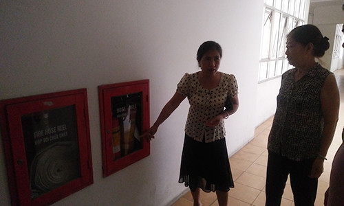 Các bình chữa cháy mini ở chung cư Nơ7B có nhưng chỉ để "làm cảnh" vì không sử dụng được. Trong khi các chuông báo cháy không hoạt động...