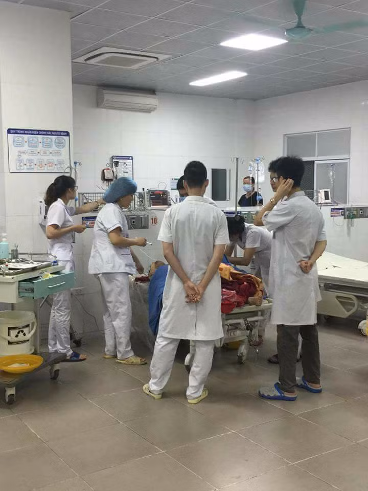 Ngay sau khi bị chém, chị T. đã được đưa đến bệnh viện để cấp cứu.