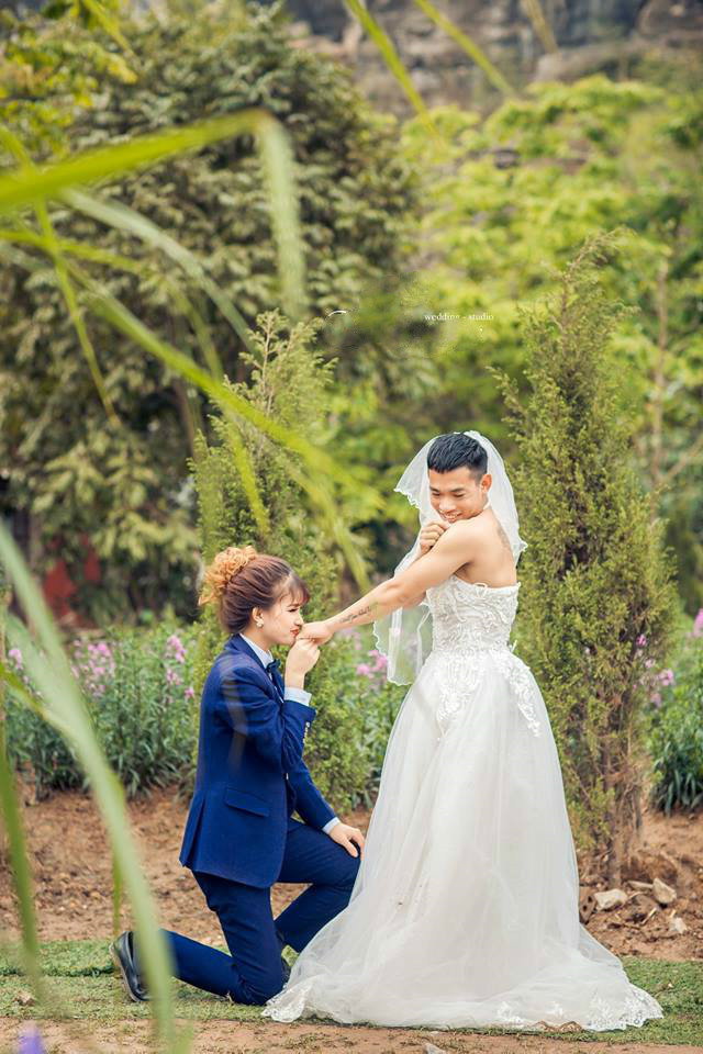 Chuyện tình của đôi trẻ khiến không ít người ngưỡng mộ. Cả hai yêu nhau ngay lần đầu gặp mặt, tìm hiểu và đi đến hôn nhân trong vòng một năm.