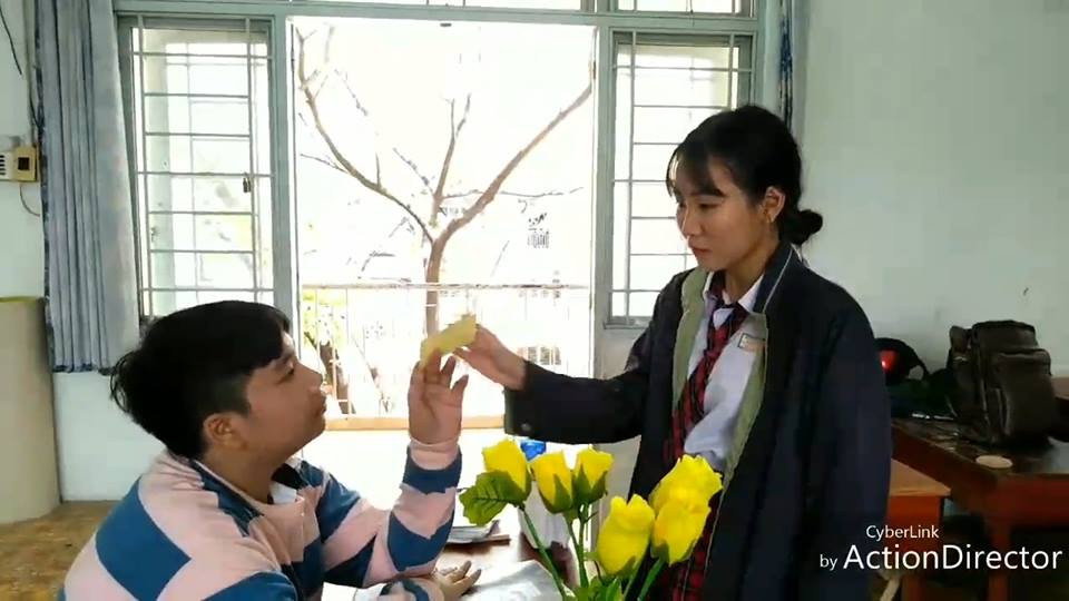 Sự hoán đổi vị trí của hai học sinh.