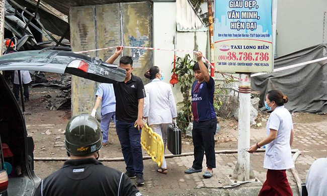 Ô tô của lực lượng y tế đến đưa thi thể nạn nhân ra ngoài.