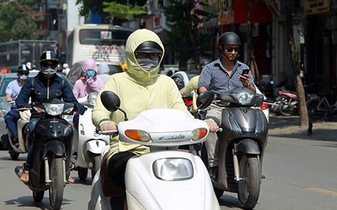 Biện pháp của người dân tránh nắng là mặc trang phục kín mít từ đầu đến chân. (Ảnh minh họa)
