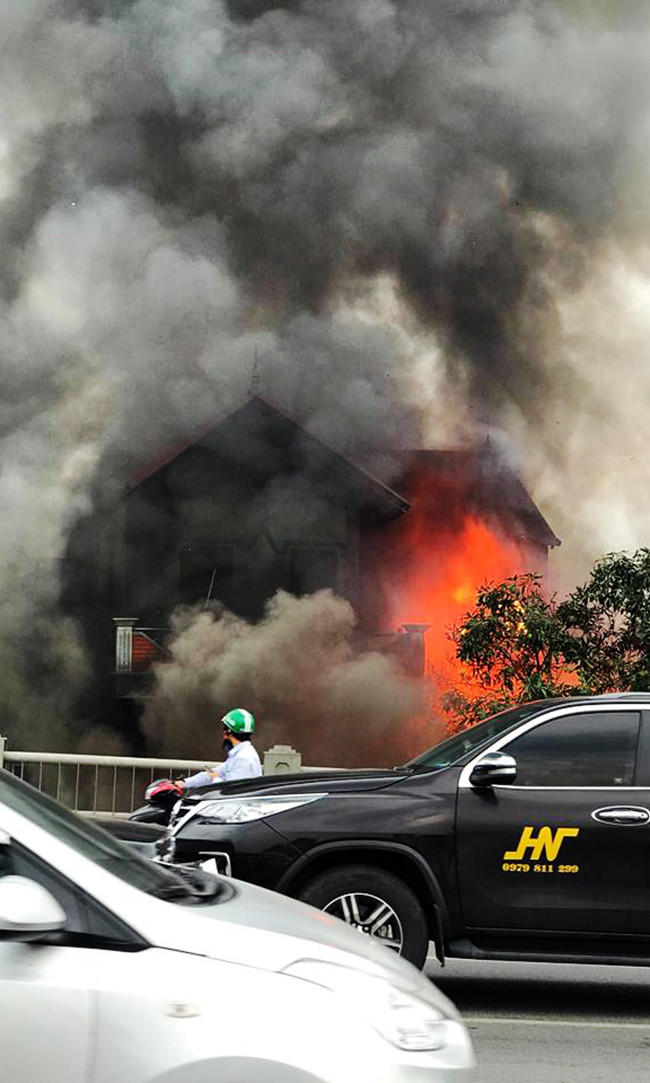 Do vụ cháy xảy ra vào sáng sớm nên gia chủ không kịp dập lửa. Thời điểm xảy ra cháy, 6 người bên trong ngôi nhà đã kịp thoát ra ngoài bằng cách trèo qua cửa sổ, lan can tầng 3. Tuy nhiên, cụ bà Vũ T.T (hơn 80 tuổi) đã bị mắc kẹt và tử vong bên trong.
