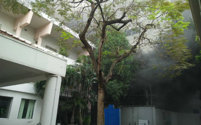 Khói đen từ đám cháy bốc nghi ngút xung quanh hiện trường, kèm theo mùi khét lẹt.