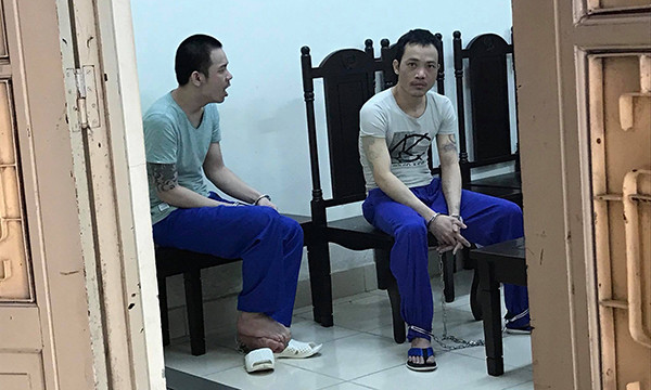 Hai tử tù Tình (trái) và Thọ (phải) tỏ ra mệt mỏi, ngáp dài.