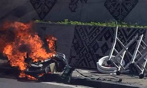 Dang chay tren duong HN, xe may bong chay ngun ngut