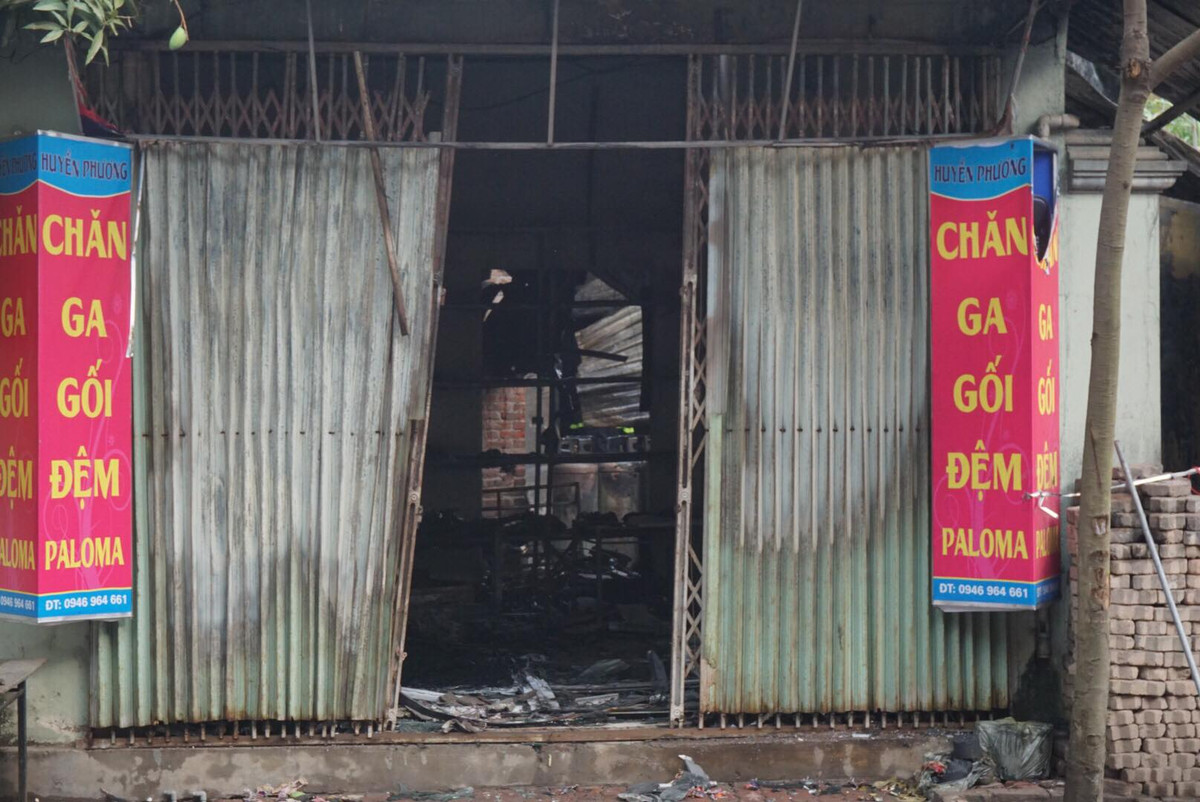 Toàn bộ tài sản bên trong cửa hàng bị lửa thiêu trụi hoàn toàn.