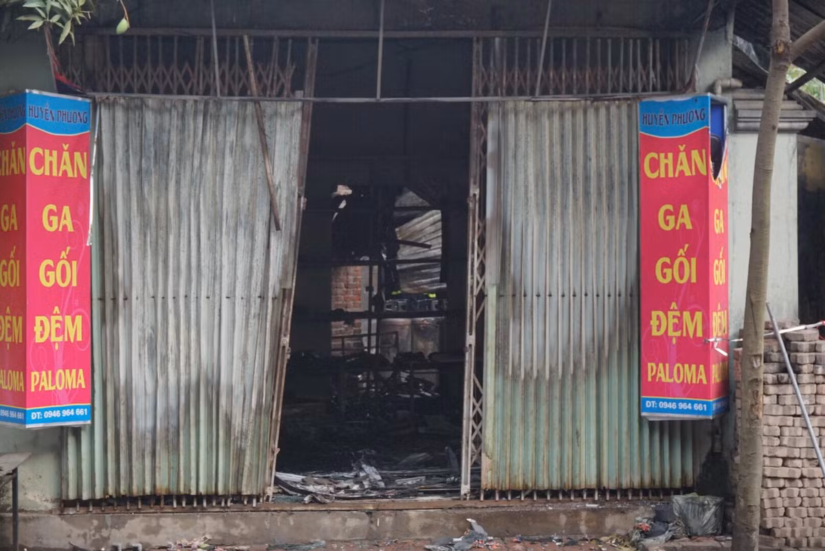 Toàn bộ tài sản bên trong cửa hàng bị lửa thiêu trụi hoàn toàn.