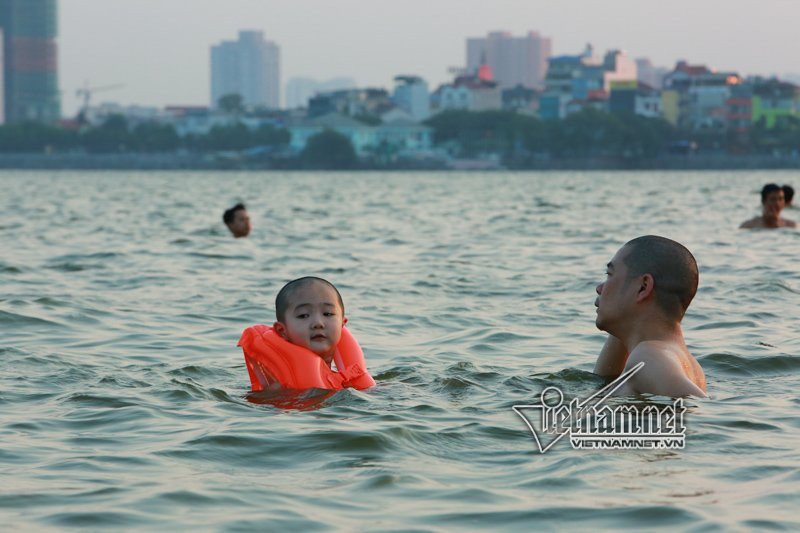 Thoả sức vùng vẫy trong "bể bơi" lớn nhất Hà Nội.