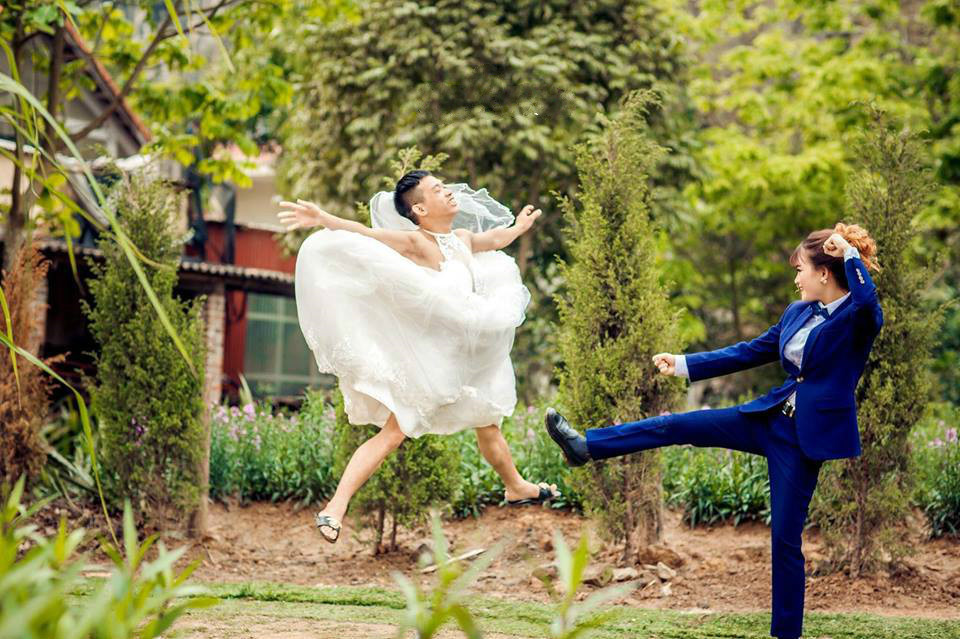 Chú rể cho Zing.vn biết bộ ảnh cưới hoán đổi giới tính được thực hiện theo ý tưởng của một bộ phim Hàn Quốc có tên Hoán đổi thân xác. Đặc biệt, cô dâu Thảo Uyên rất thích và muốn bộ ảnh đem lại niềm vui và trở thành kỷ niệm cho hai vợ chồng.