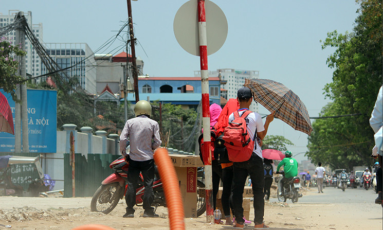 Trên nhiều tuyến đường đang xây dựng, việc cây xanh bị đốn hạ đánh chuyển khiến người ta có cảm giác nhiệt độ vượt quá 35 độ c.