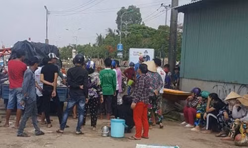 Người dân tập trung theo dõi vụ việc rất đông. Ảnh Tiền Phong.