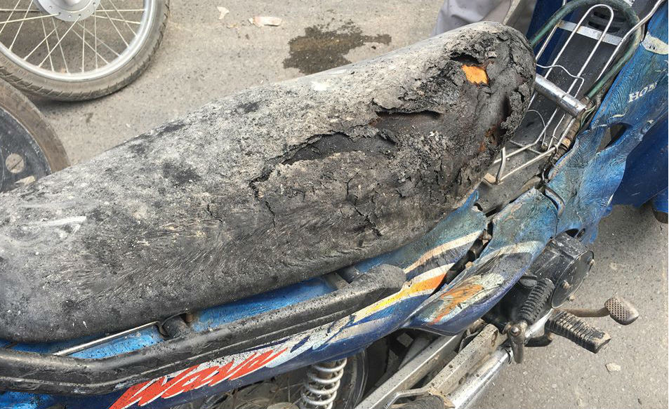 Yên của một chiếc xe máy bị lửa thiêu đốt hư hỏng.