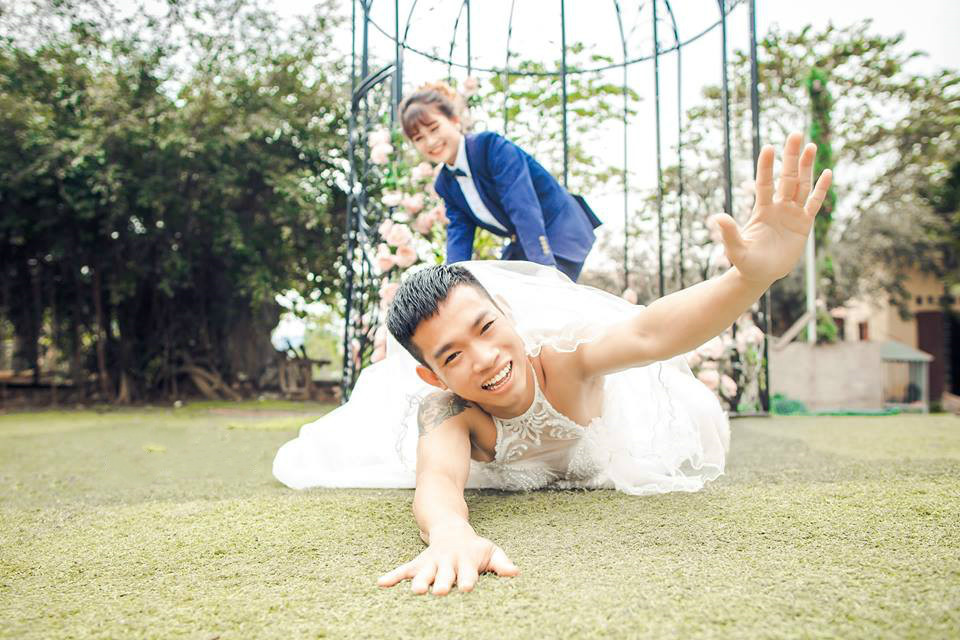 Văn Dũng tiết lộ anh phải lòng vợ ngay từ cái nhìn đầu tiên, bởi nụ cười ngọt ngào và gương mặt xinh xắn.