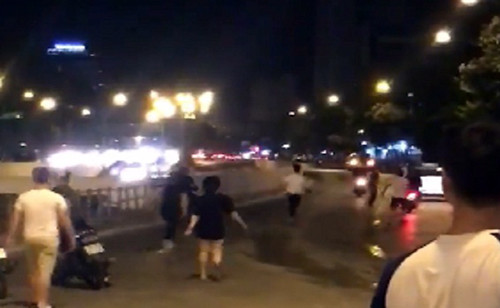 Nhóm thanh niên đuổi chém nhau hỗn loạn đường Hà Nội.