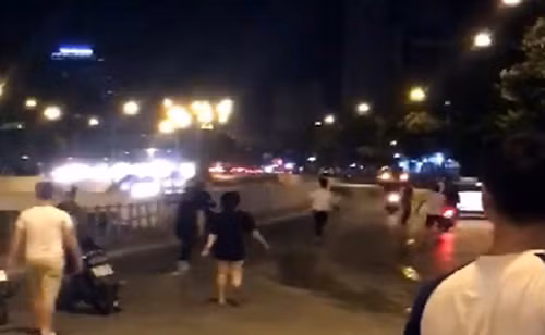Nhóm thanh niên đuổi chém nhau hỗn loạn đường Hà Nội.