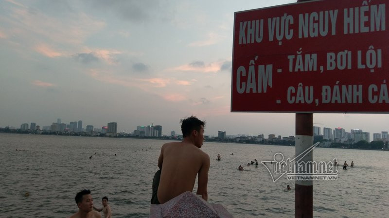 Cơ quan chức năng đã có cảnh báo đây là khu vực nguy hiểm nhưng nhiều người phớt lờ.