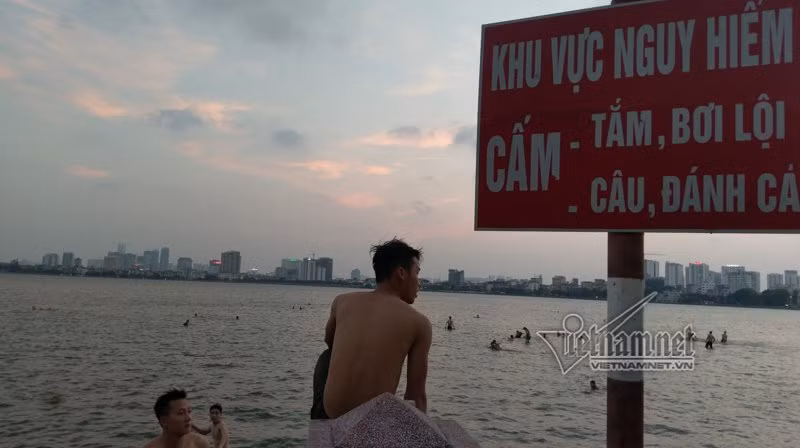 Cơ quan chức năng đã có cảnh báo đây là khu vực nguy hiểm nhưng nhiều người phớt lờ.