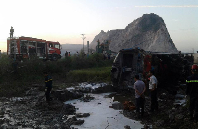 Các lực lượng chức năng khẩn trương khắc phục sự cố, đưa đầu và các toa tàu ra khỏi khu vực đường ray và ruộng đồng.