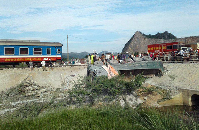 Tai hiện trường, ô tô chở đã cũng bị lật ngang. Gác chắn tại khu vực cùng với các thiết bị điện báo hiệu bị bay cách hiện trường khoảng 100m.