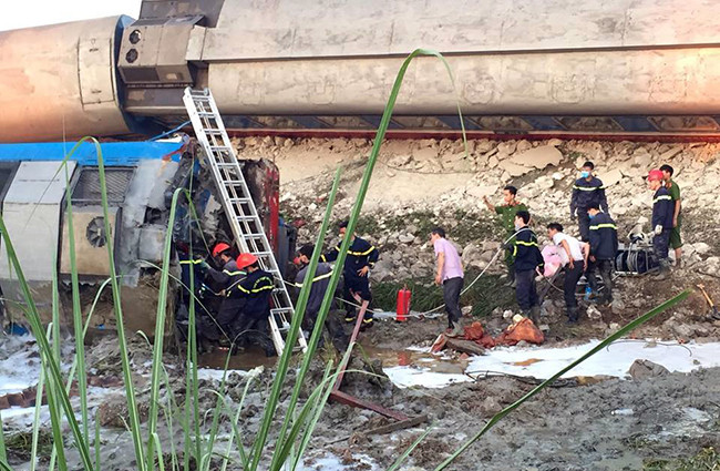 Ông Đoàn Duy Hoạch - Phó Tổng giám đốc Tổng công ty Đường sắt Việt Nam - cho biết, trước mắt, lực lượng chức năng cố gắng cẩu đầu máy ra khỏi phạm vi đường ray để thông tàu bước 1, sau đó sẽ cẩu các toa tàu bị đổ. Dự kiến đến trưa 24/5, việc cẩu đầu máy sẽ tất.