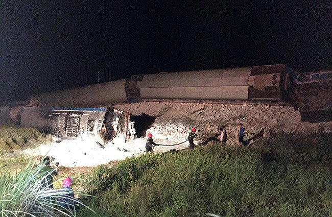 Ngay khi tiếp nhận thông tin, các lực lượng chức năng khẩn trương đến hiện trường tai nạn tàu hỏa để xử lý vụ việc. Ông Đỗ Thế Thống - Chủ tịch UBND xã Trường Lâm (huyện Tĩnh Gia) cho biết, sáng cùng ngày hai lái tàu tử vong vẫn đang bị mắc kẹt trong đầu tàu. Lực lượng chức năng phải dùng bình khí, máy cắt chuyên dụng để cắt tàu thi thể ra ngoài.