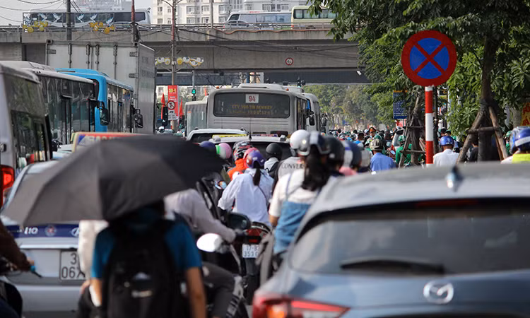 Các tuyến đường cửa ngõ thủ đô chật kín người.