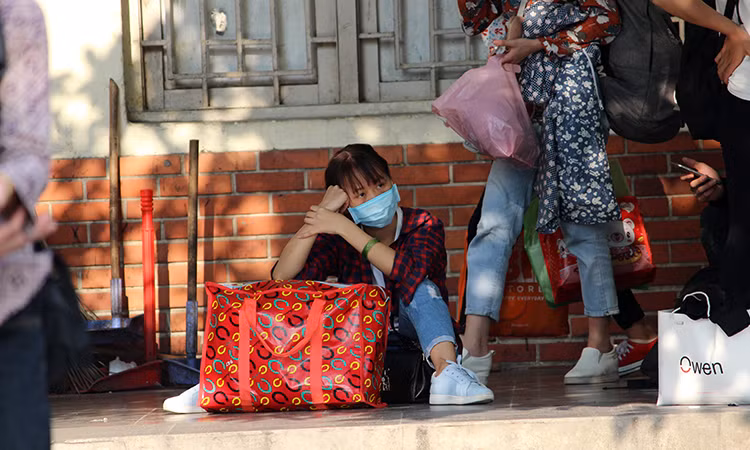 Thời tiết Thủ đô hôm nay nắng nóng, khá oi bức khiến người dân không khỏi mệt mỏi sau chuyến đi dài.