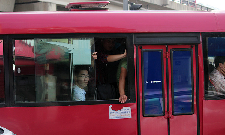Ghi nhận của PV, nhiều chuyến xe khách "nhồi" gấp 3-4 lần ngày thường khiến nhiều người không có ghế ngồi, phải đứng trên suốt quãng đường di chuyển.