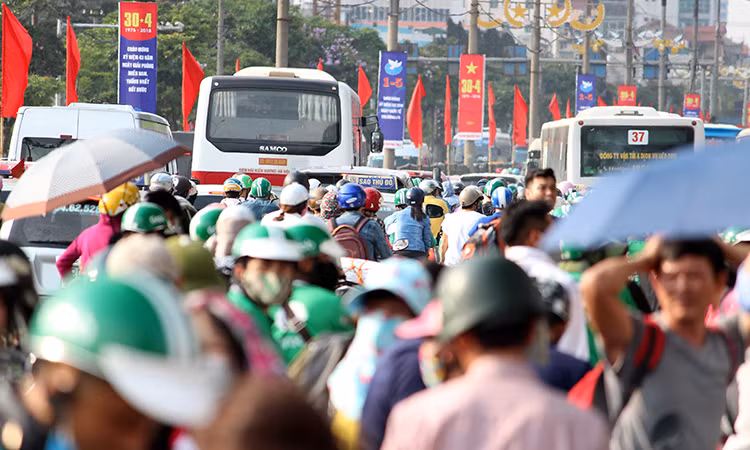 Tại khu vực ra vào cổng bến xe Giáp Bát, Nước Ngầm (Hà Nội) dòng người trên các chuyến xe khách từ khắp các tỉnh thành đổ về Thủ đô càng về chiều tối càng đông hơn. Điều này khiến các lượng lượng an ninh bến xe, CSGT phía bên ngoài phải căng mình làm nhiệm vụ phân luồng, điều tiết giao thông...