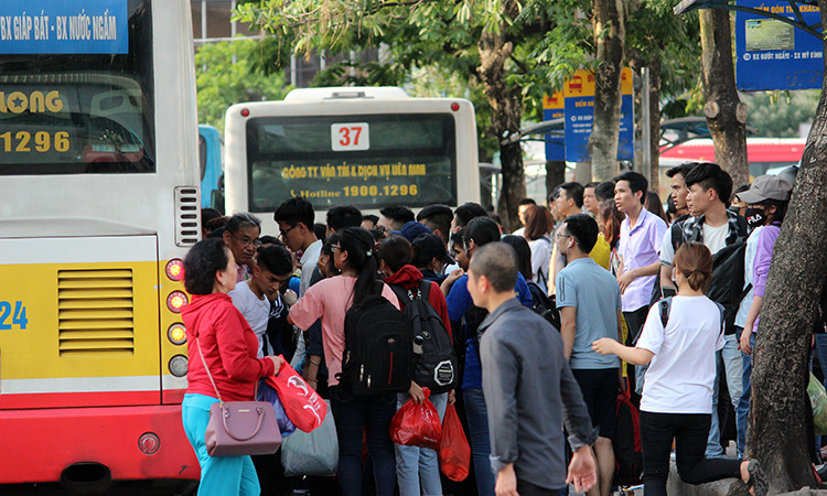 Vừa bước xuống xe khách, không ít người lại tiếp tục chặng đường "nhồi nhét" trên xe bus di chuyển về nhà.