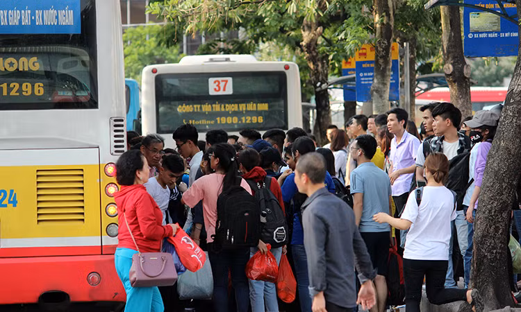 Vừa bước xuống xe khách, không ít người lại tiếp tục chặng đường "nhồi nhét" trên xe bus di chuyển về nhà.