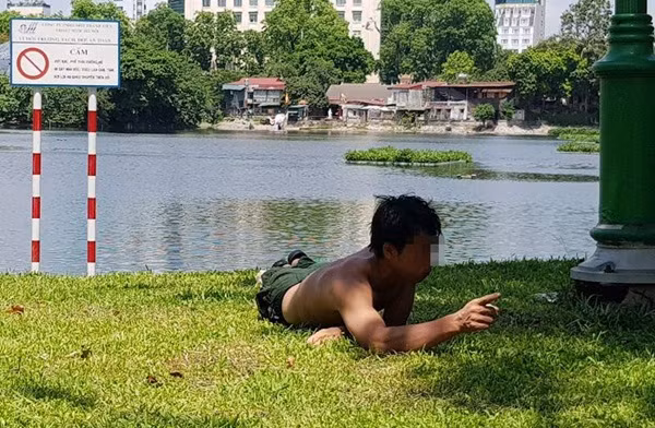 Nam thanh niên nằm lăn lóc, gặm cỏ ở hồ Thiền Quang.