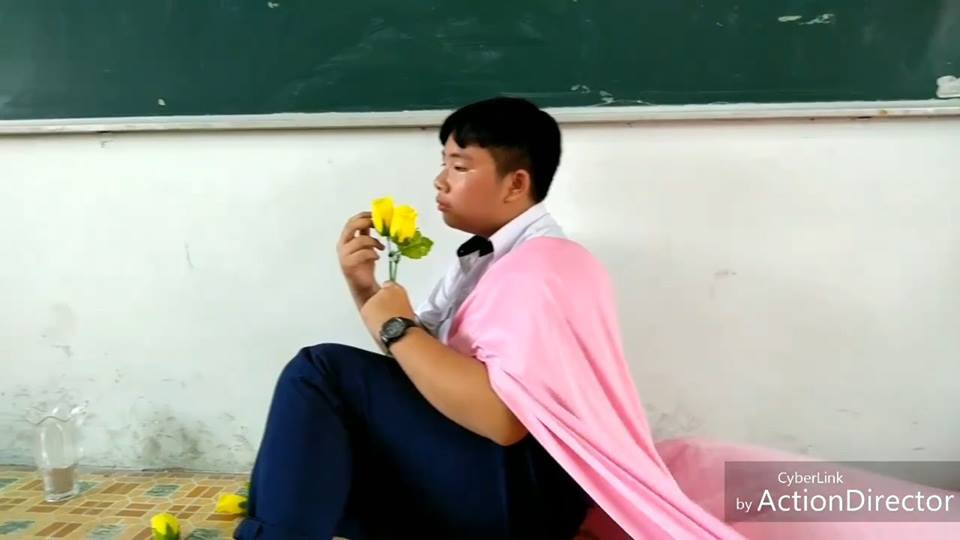 Thần thái biểu cảm của bạn nam vào vai Bích Phương trong MV trên.