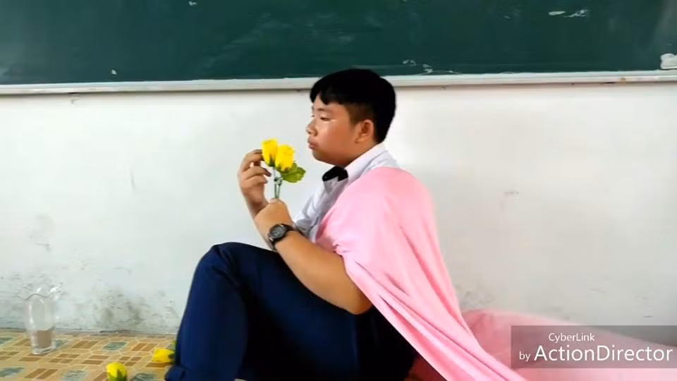 Thần thái biểu cảm của bạn nam vào vai Bích Phương trong MV trên.