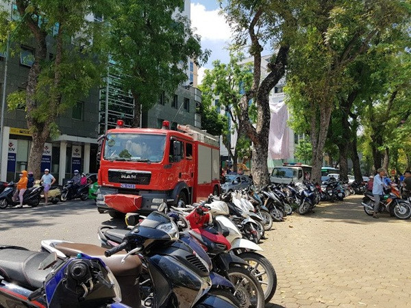 Các lực lượng chức năng đến đưa nam thanh niên ra khỏi hiện trường.