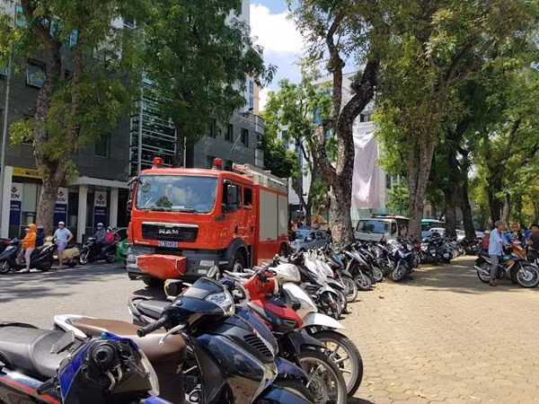 Các lực lượng chức năng đến đưa nam thanh niên ra khỏi hiện trường.