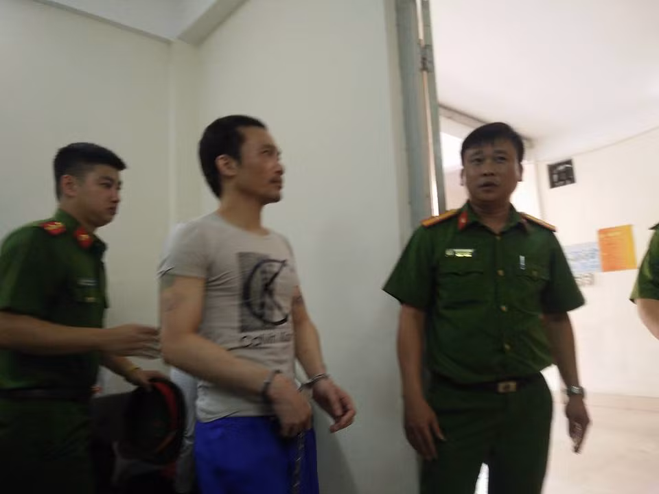 Đại diện VKS đang đọc cáo trạng, Thọ "sứt" có biểu hiện sức khỏe và xin ra ngoài đi vệ sinh.