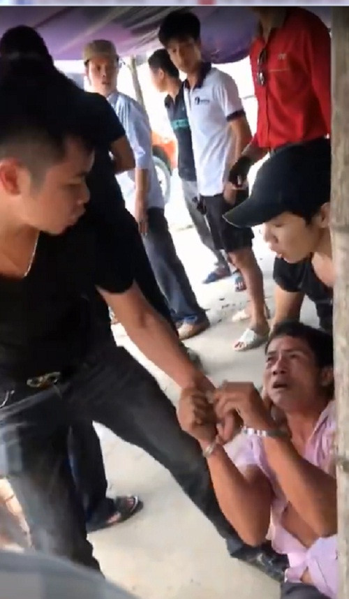 Gia danh cong an huyen bat giu nguoi giua ban ngay o Ha Noi