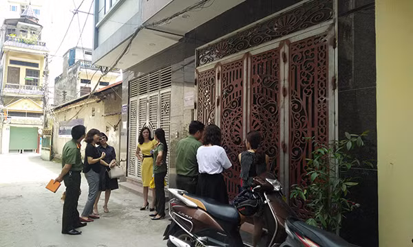 Co giao tieng Anh mang hoc sinh: Cong an lam viec voi Cong ty MST-Hinh-3