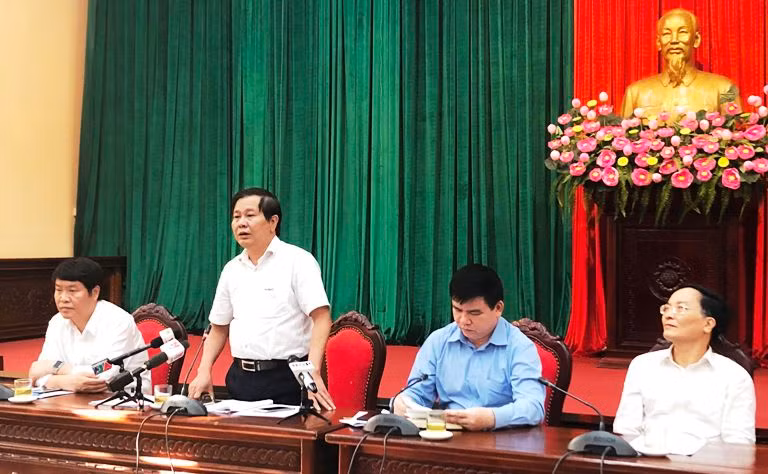 Lãnh đạo Sở Giáo dục - Đào tạo Hà Nội trả lời nhiều câu hỏi của các phóng viên. (Ảnh:TA)