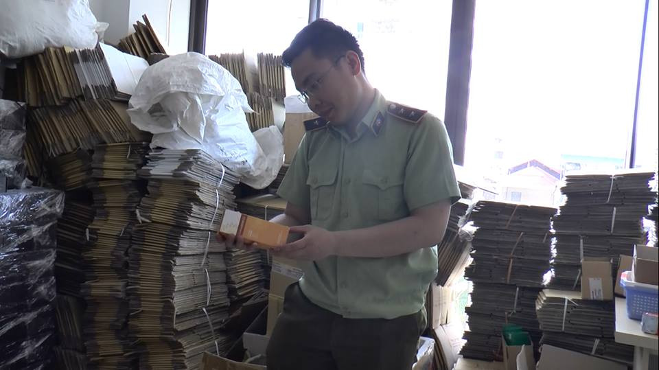 Cán bộ chức năng kiểm tra tang vật thu giữ.