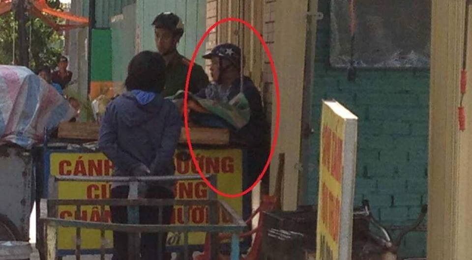 Đối tượng tấn công bà chủ quán cơm đang bị Công an phường 3, quận Bình Thạnh, TP HCM tạm giữ để lấy lời khai, xử lý.