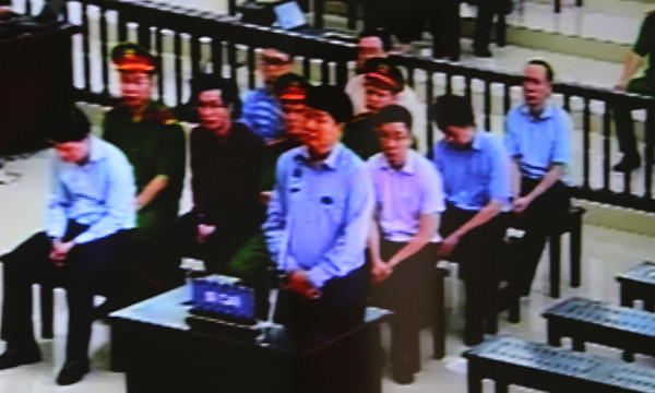 Trong sáng nay, HĐXX lần lượt mời các bị cáo lên xét hỏi căn cước. Bị cáo Đinh La Thăng là người được mời lên đầu tiên.