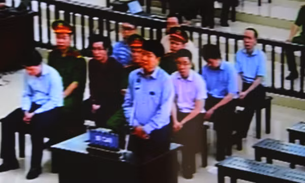 Trong sáng nay, HĐXX lần lượt mời các bị cáo lên xét hỏi căn cước. Bị cáo Đinh La Thăng là người được mời lên đầu tiên.